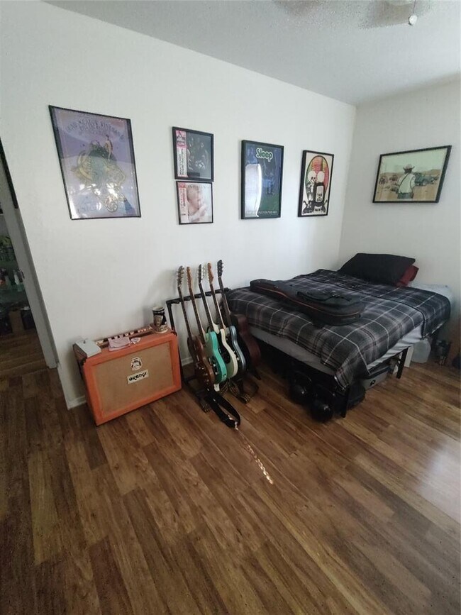 Building Photo - 1616 Glencrest Dr