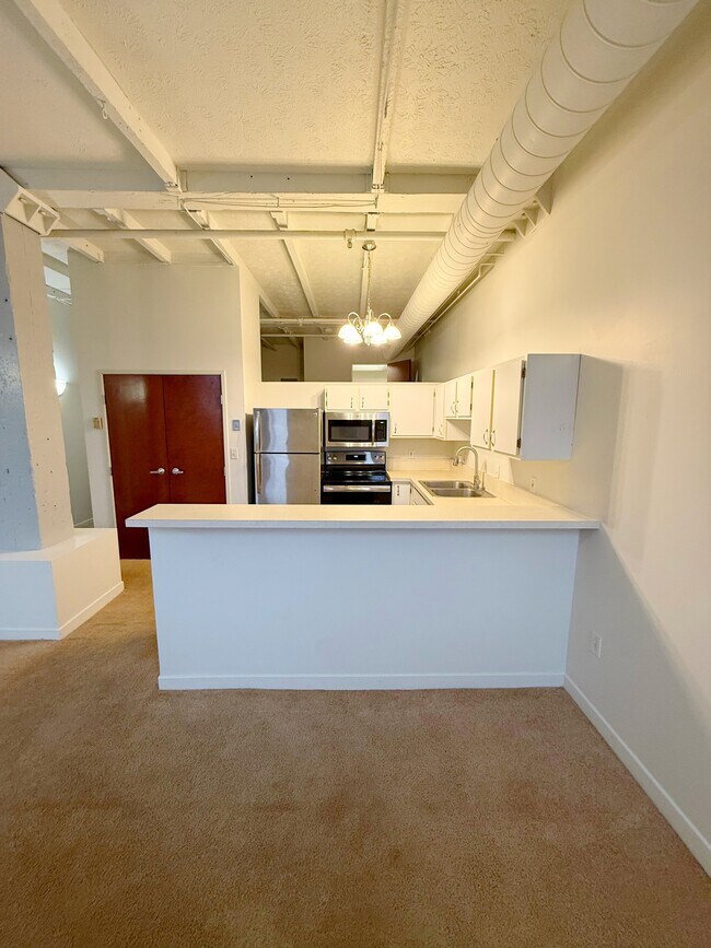 Building Photo - 1133 W 9th St