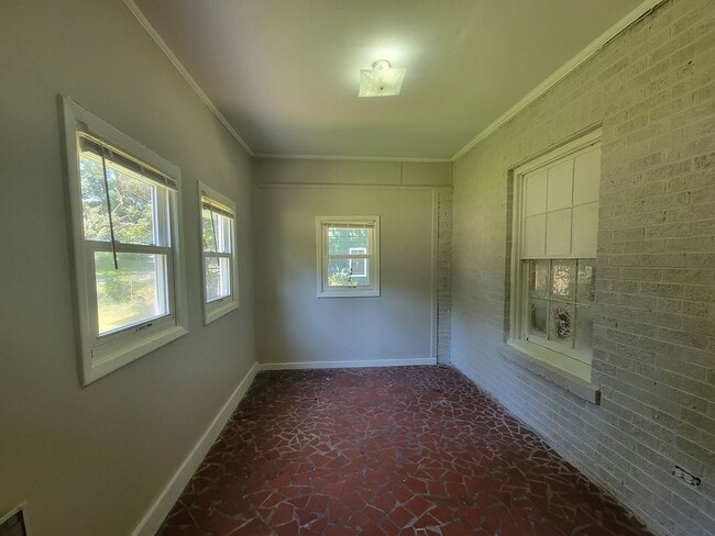 Building Photo - No Luxury Bells and Whistles But a Nice Clean Historic Home