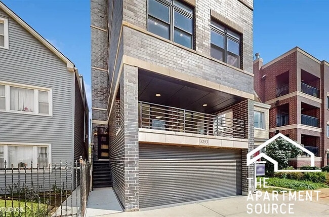Building Photo - 3253 N Elston Ave