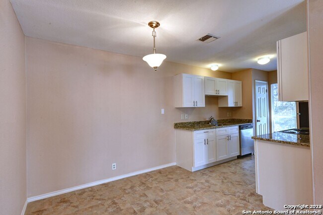 Building Photo - 2 Bedroom/2 Bath Condo San Pedro Hills Subdivsion