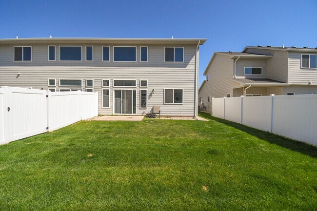 Building Photo - Stylish Townhome in Harrisburg School District – Open Floor Plan & Loft!