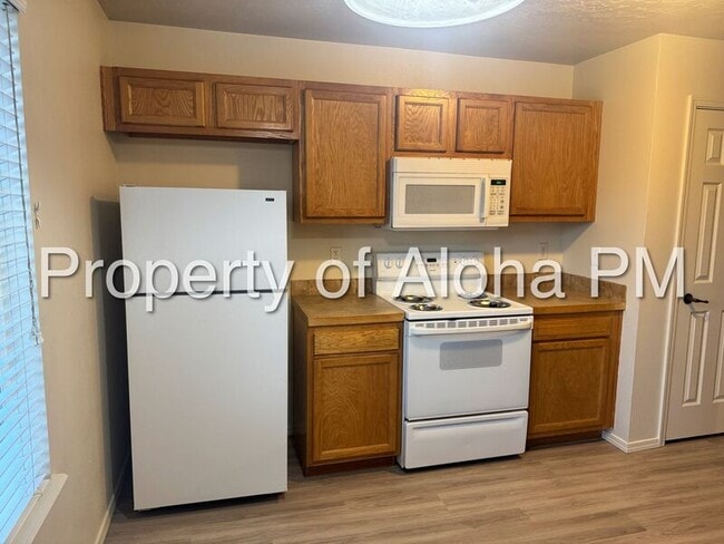 Building Photo - 1065 W Pine Ave