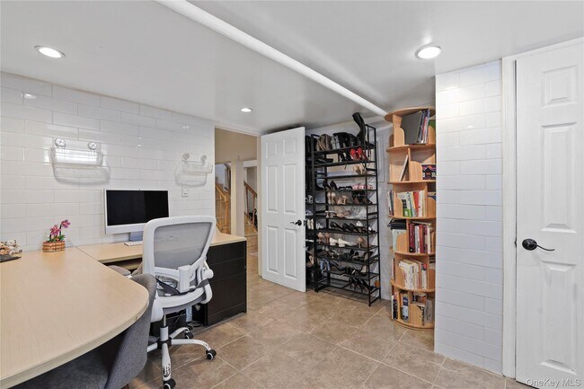 Building Photo - 164 Nelson Rd