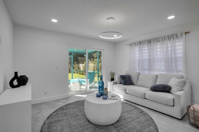 Building Photo - 604 SE 4th Ave