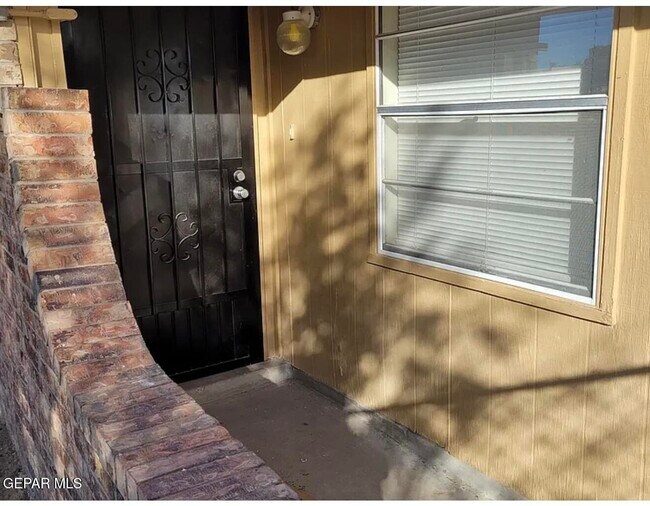 Building Photo - 910 Destello Rd