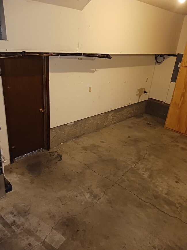 Building Photo - 708 Highland Dr