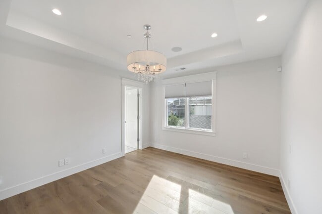 Building Photo - 261 E Bellevue Ave