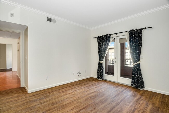 Building Photo - 2 bedroom 2 bathroom condo in Uptown District!