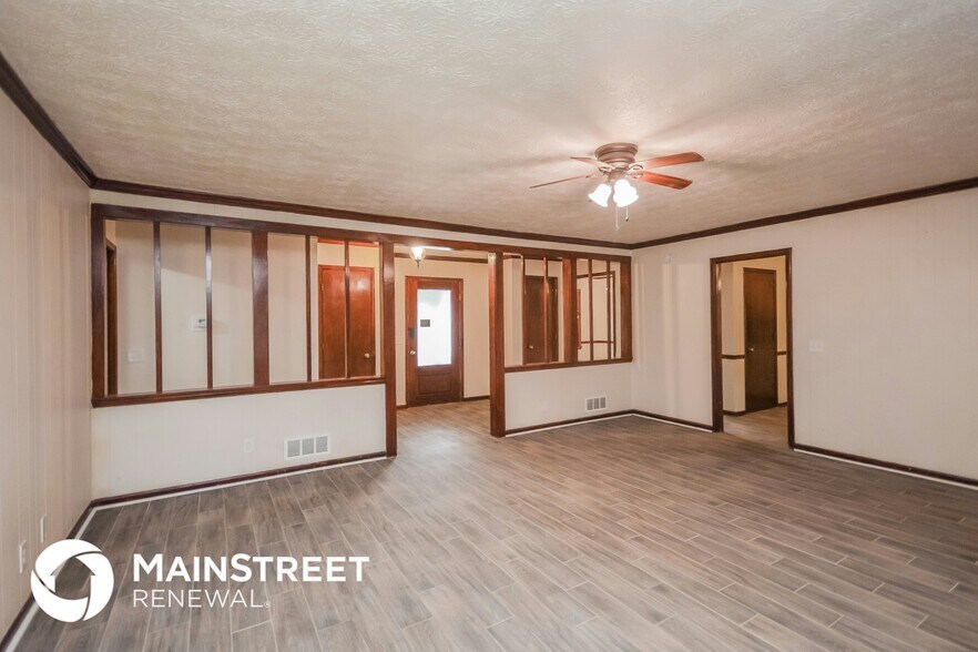 Building Photo - 2245 Pinewood Dr