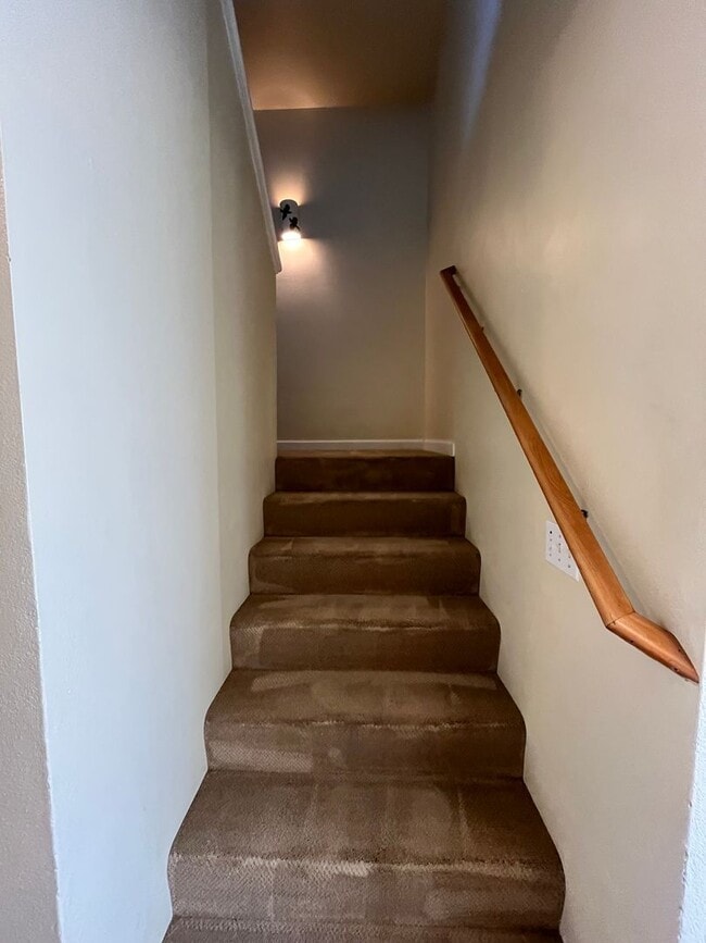 Building Photo - Spacious 3 Bedroom w/ Attached Garage