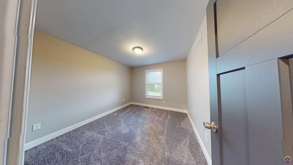 Building Photo - 3755 SW Summerfield Dr