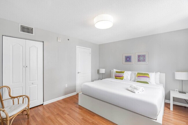 Building Photo - 1 SE 12th St