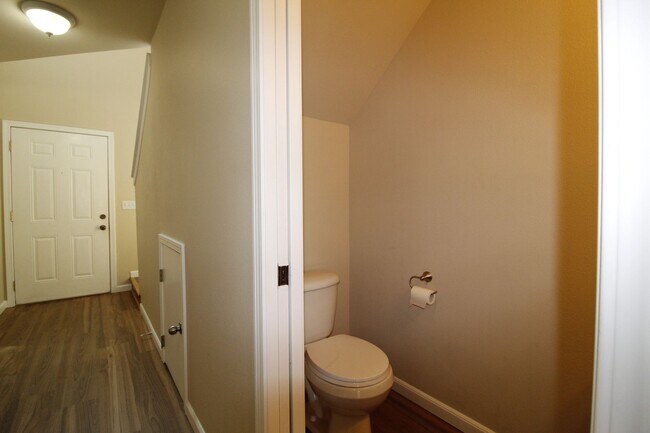 Building Photo - Charming 3-Bedroom townhouse with Garage &...