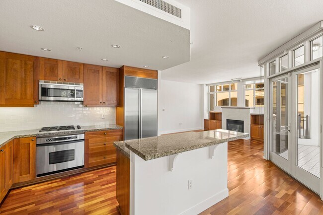 Building Photo - Stunning Marina District 2 Bedroom + a Lof...