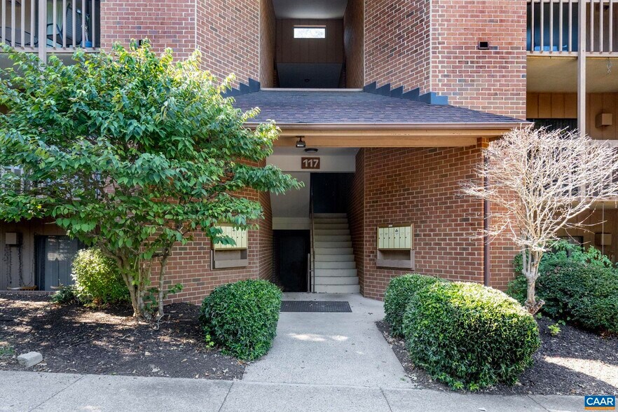 Building entry - 117 Turtle Creek Rd