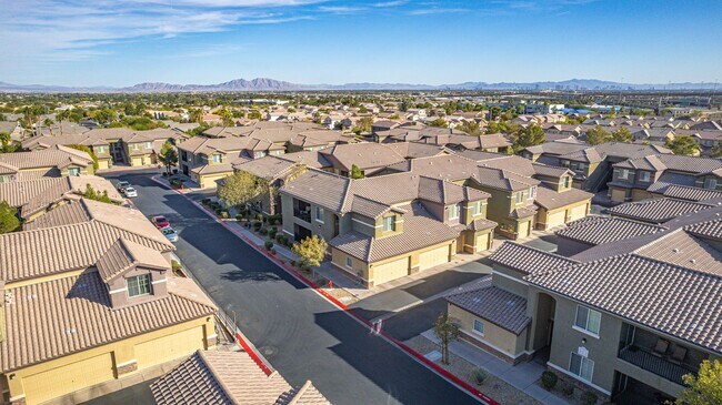 Building Photo - 6868 Sky Pointe Dr