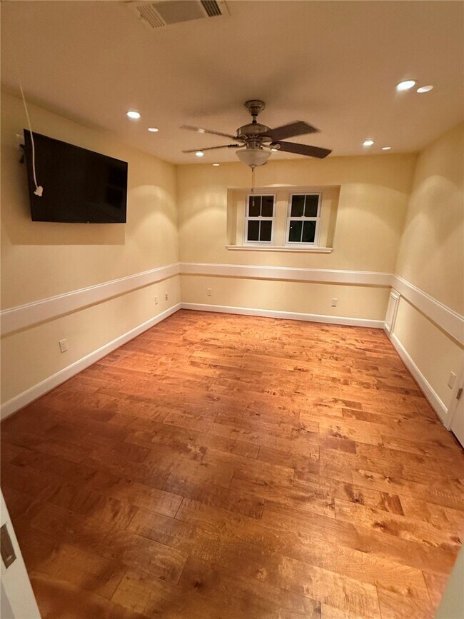 Building Photo - 2206 Hickory Lawn Dr