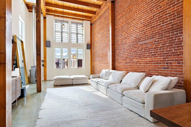 Building Photo - 657 3rd St