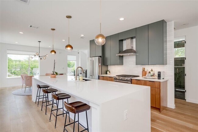 Building Photo - 1208 Luna St