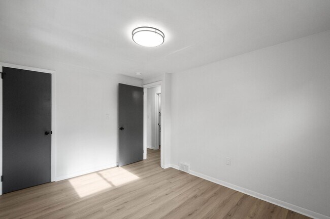 Building Photo - Charming 2 bedroom home in McKees Rocks available May 1!