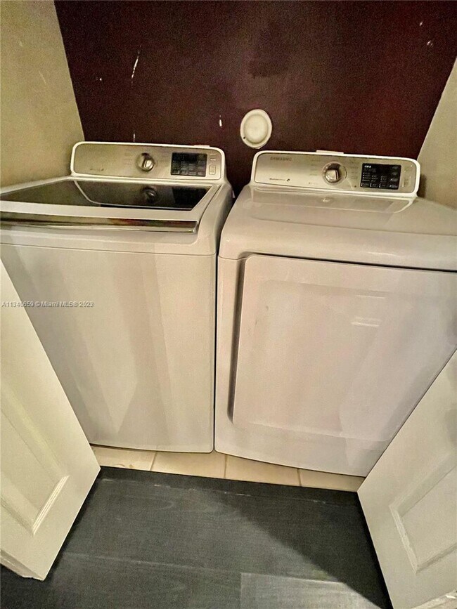 Building Photo - 1359 Avon Ln