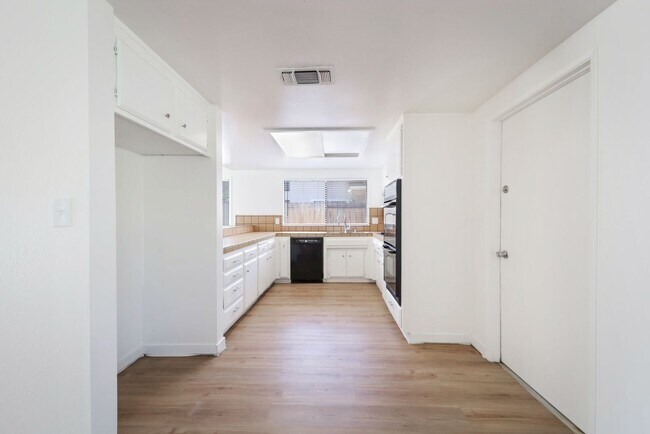 Building Photo - HOUSE