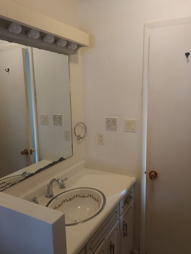 Building Photo - Recently Renovated - 3 bedroom 2 bathroom ...