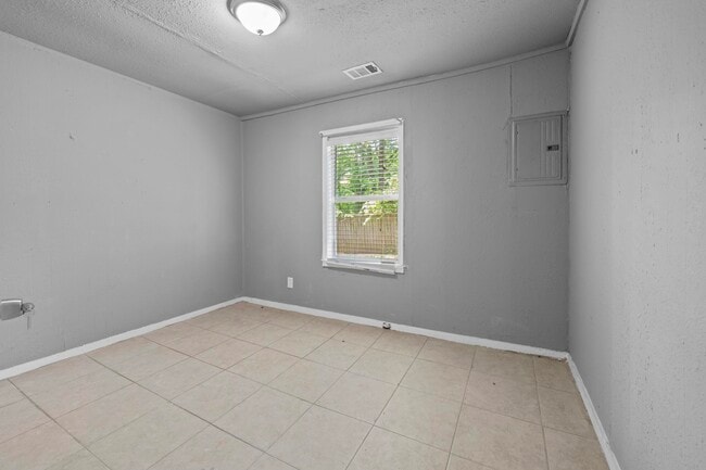 Building Photo - 3066 Redbud Rd
