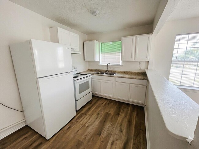 Building Photo - 605 Drexel St