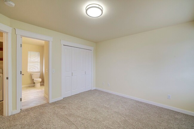 Building Photo - 3Bd/2.5Ba Lynnwood Duplex