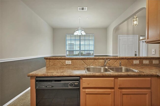 Building Photo - 9201 Brodie Ln