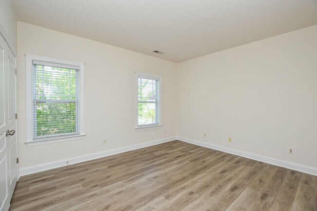 Building Photo - 9020 Ladys Secret Dr