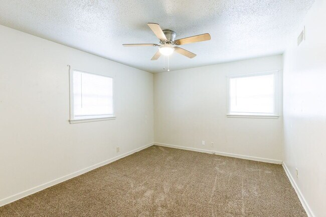 Building Photo - Charming 3 bedroom