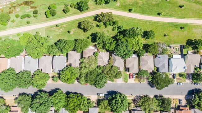 Building Photo - Great 4 bed 2.5 bath on Greenbelt