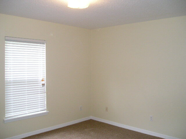 Building Photo - CENTRALLY LOCATED!