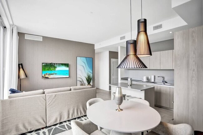 Building Photo - 4010 S Ocean Dr