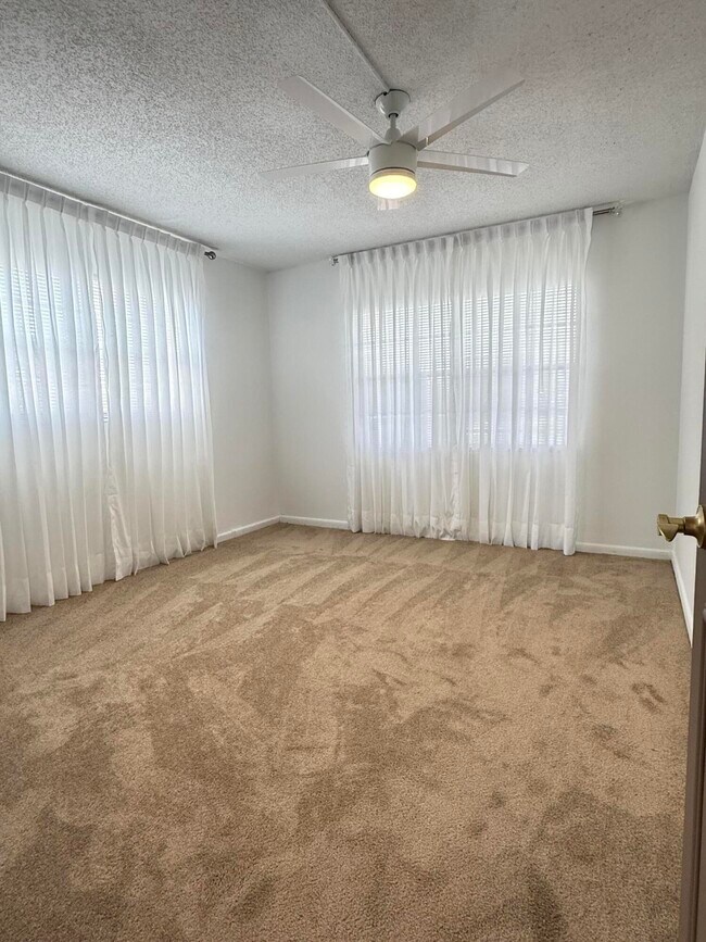 Building Photo - 402 Brighton J