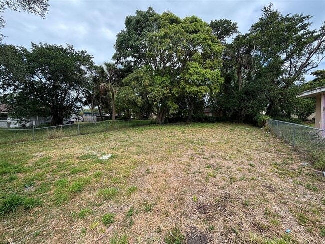 Building Photo - 522 N 15th St
