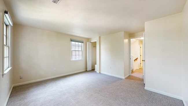 Building Photo - 23 Holman St