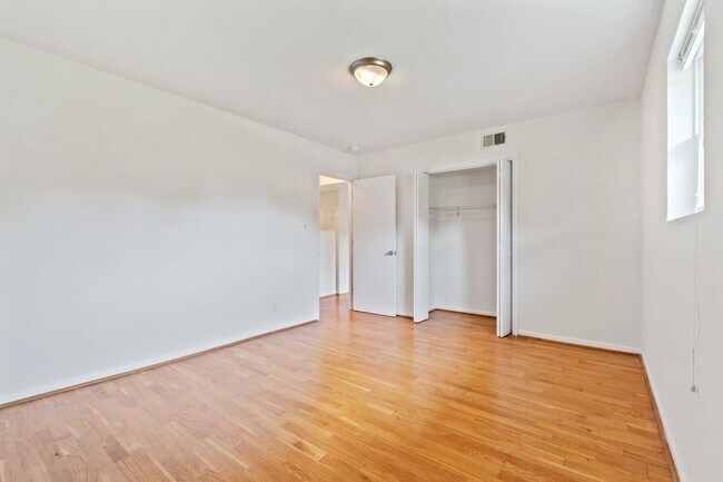 Building Photo - Charming Two Bedroom Home