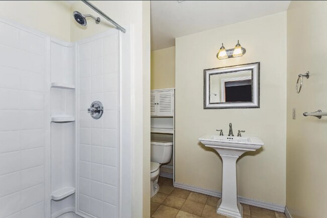 Building Photo - Well maintained 3 bedroom, 3 bath home clo...