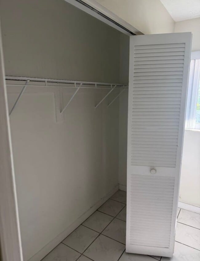 Building Photo - Private Bedroom w/ Private Bath in Spacious 1,100 Sq Ft Home – Prime Location