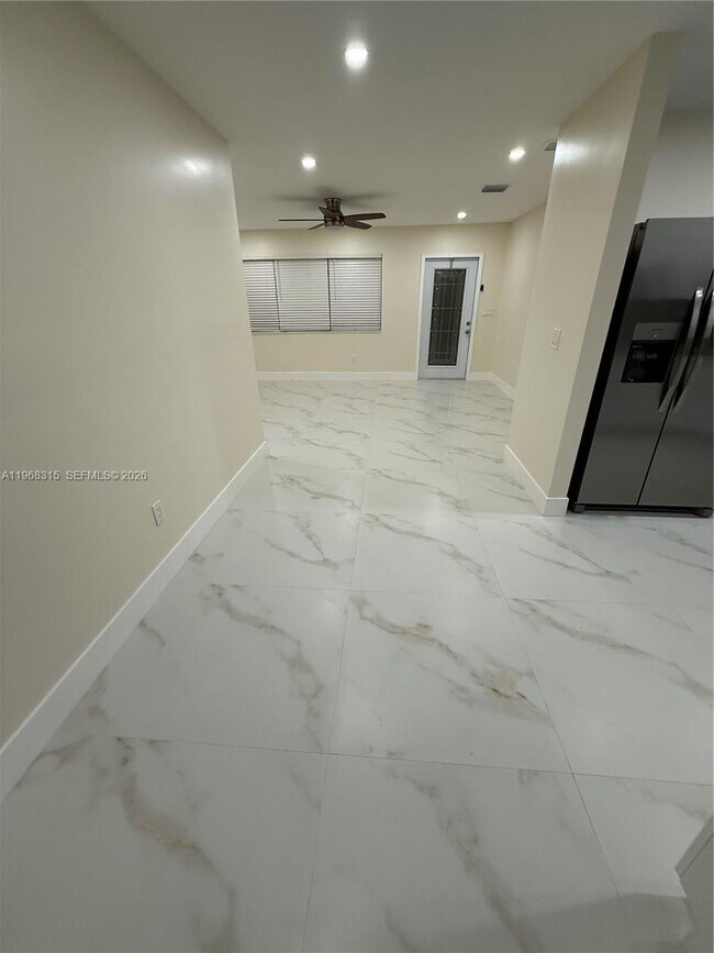 Building Photo - 951 NE 50th Ct