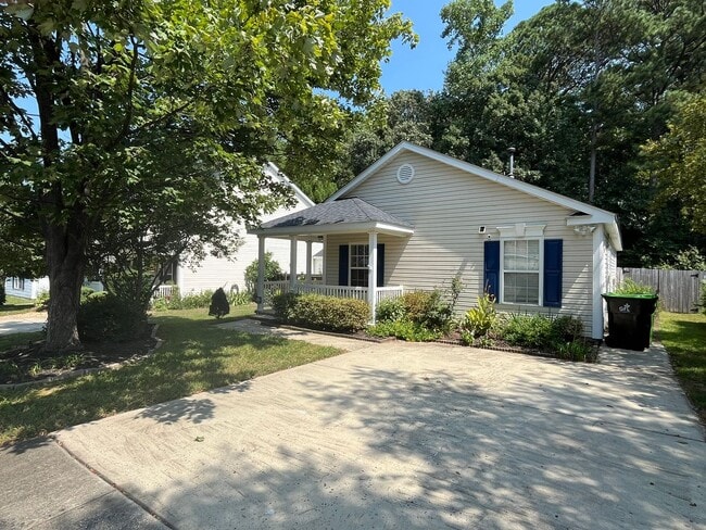 Building Photo - Classic 3BD, 2BA Apex Home in a Prime Location with a Fully Fenced Yard