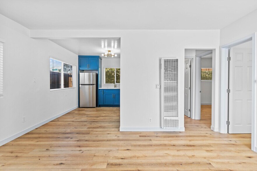 Building Photo - 1078 E 7th St