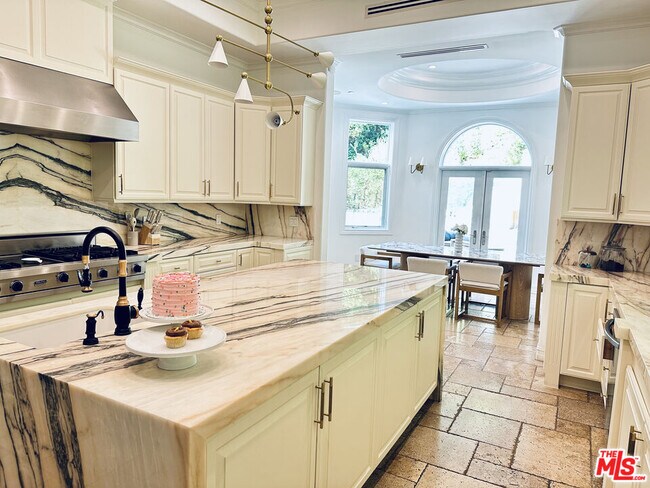 Building Photo - 1447 San Ysidro Dr