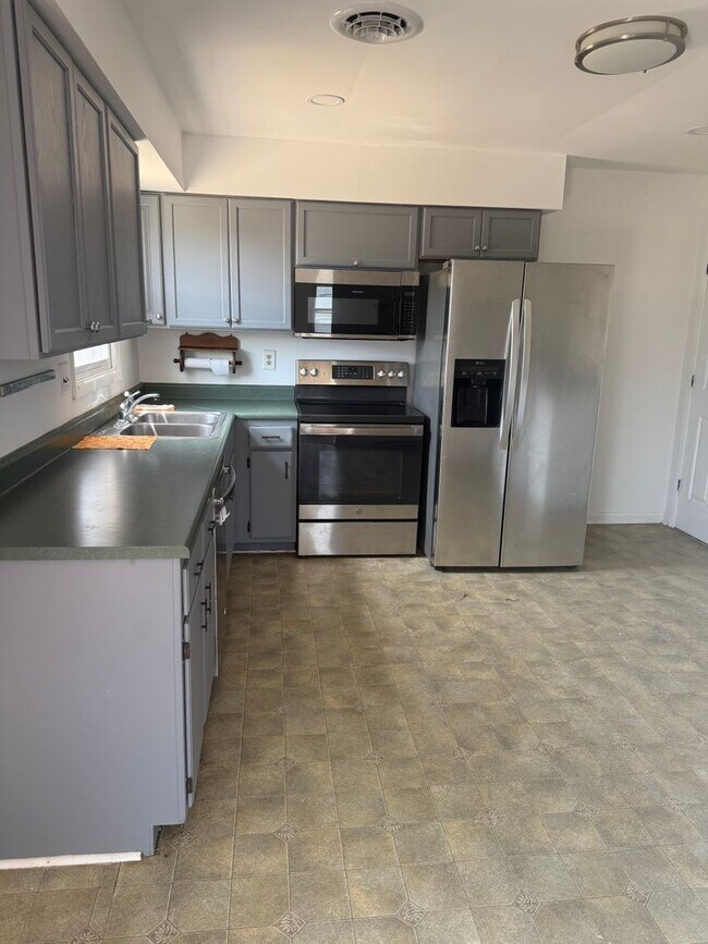 Building Photo - Spacious 4 Bedroom 2 1/2 bathroom Townhome With an ensuite located downstairs.