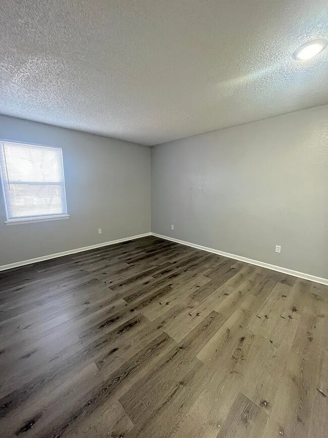 Building Photo - 401-407 NE Highland Ln
