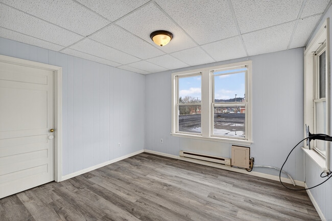 Building Photo - 84 Main St